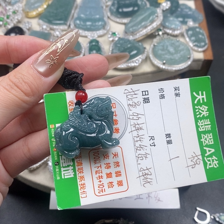 翡翠颈饰未镶嵌翡翠