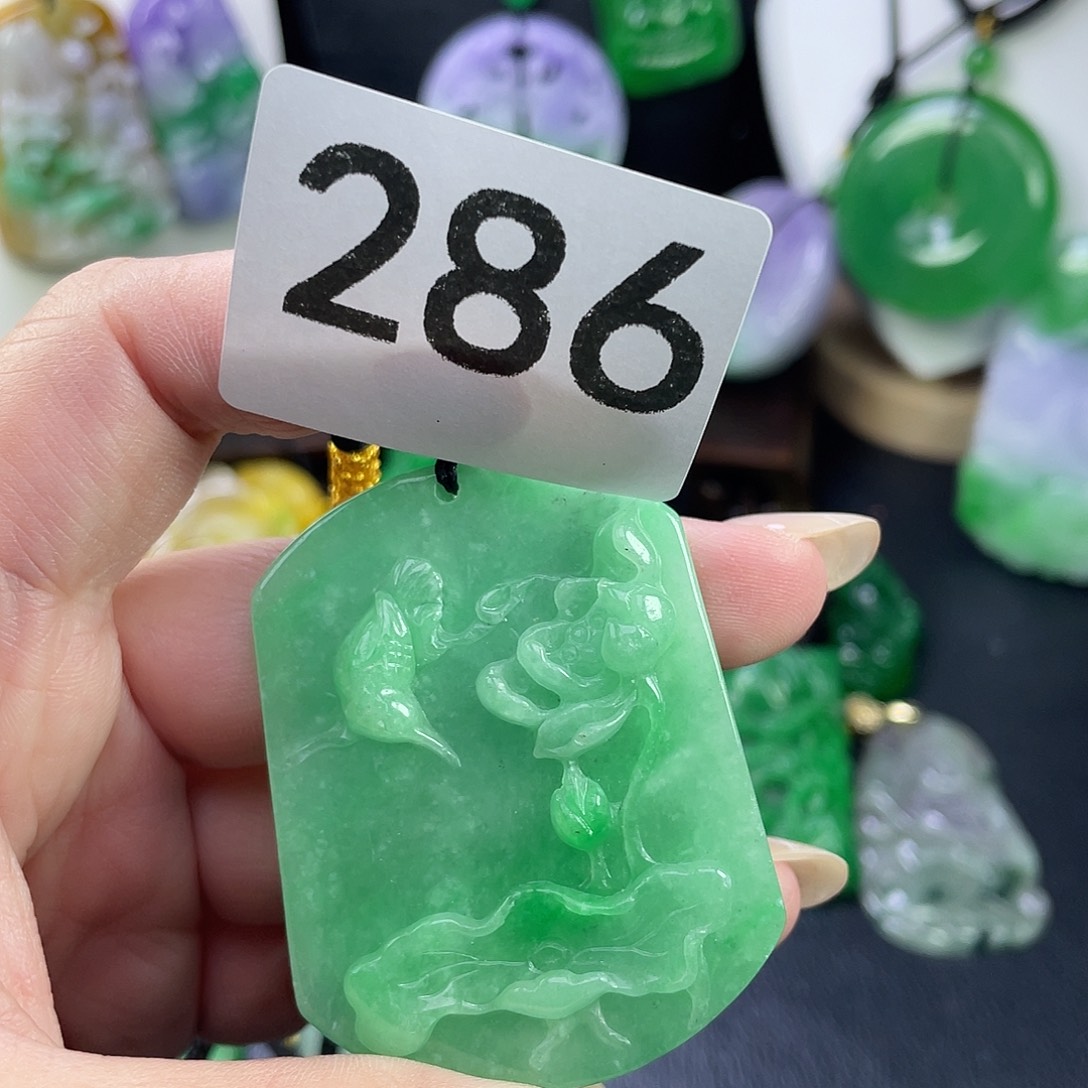 翡翠未镶嵌吊坠(赠链)