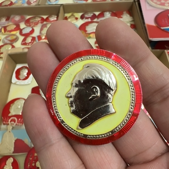 谢***基其他普通金属圆形红色人物形象