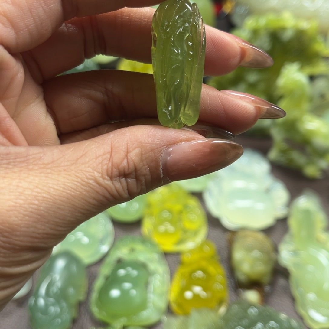 蛇纹石玉未镶嵌颈饰