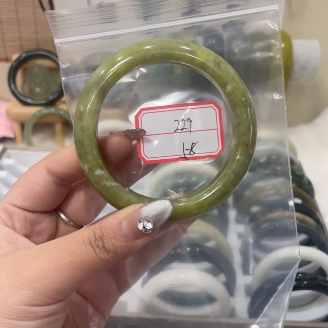 蛇纹石玉手镯未镶嵌