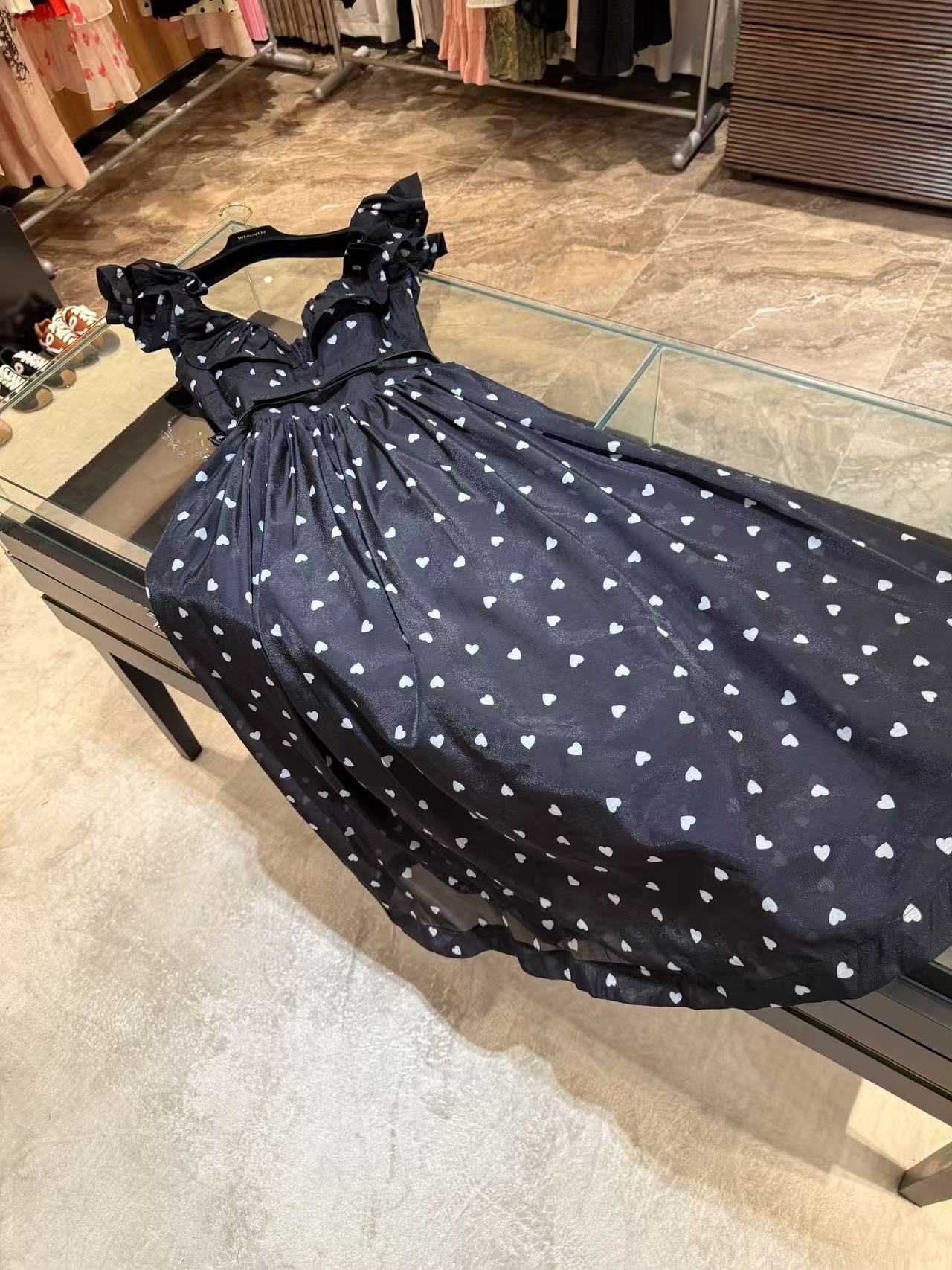 WW2025新款女士黑色爱心图案飞袖连衣裙W201198