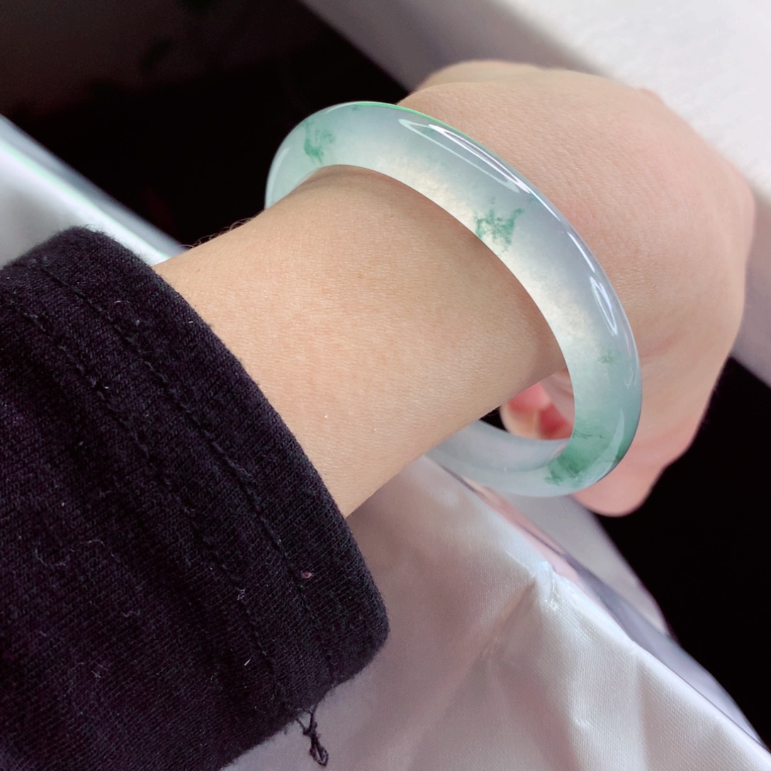 翡翠手镯（贵妃镯）未镶嵌52.7贵妃 炸光飘花 灵