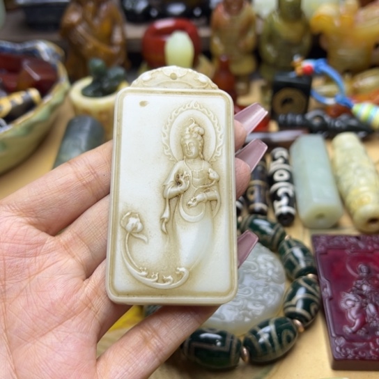 蛇纹石玉未镶嵌颈饰