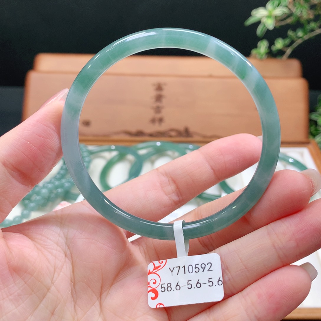 翡翠手镯未镶嵌天然