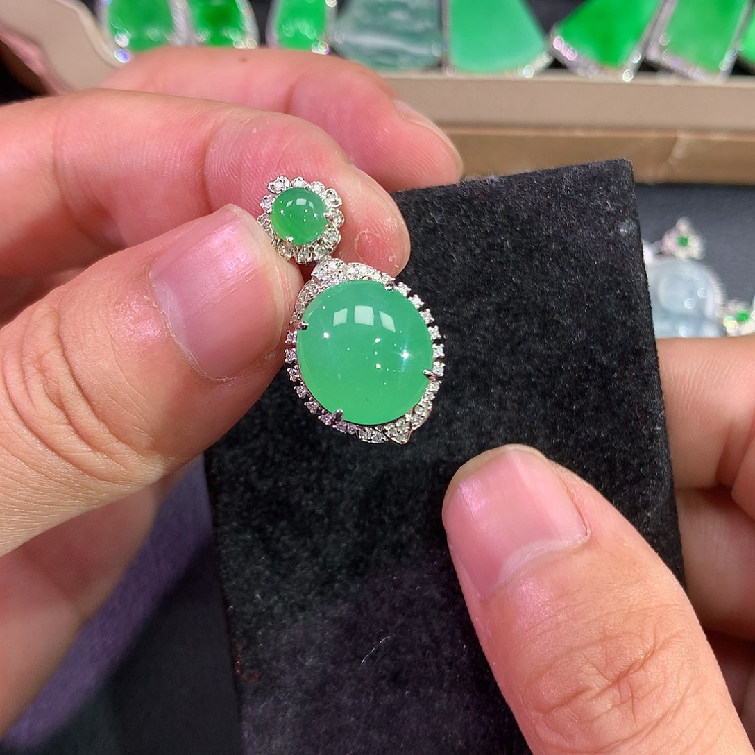 翡翠吊坠(赠链)18K金镶嵌