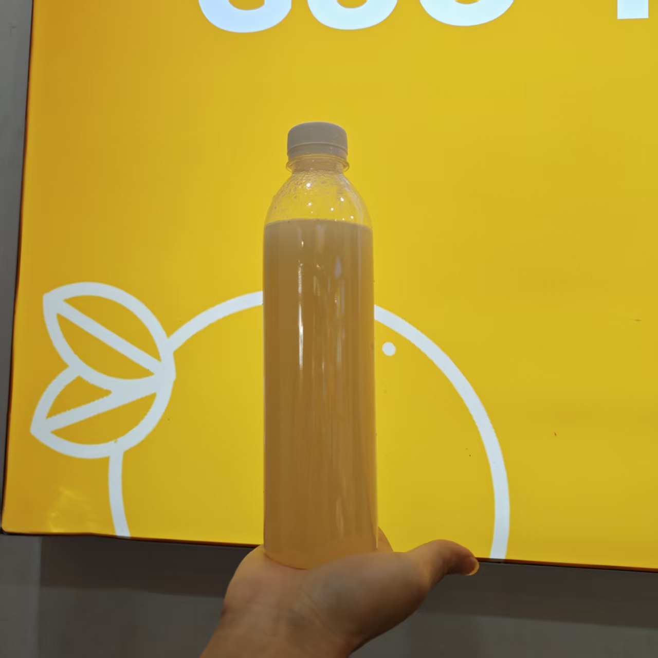 鲜榨秋月梨果汁约450ml