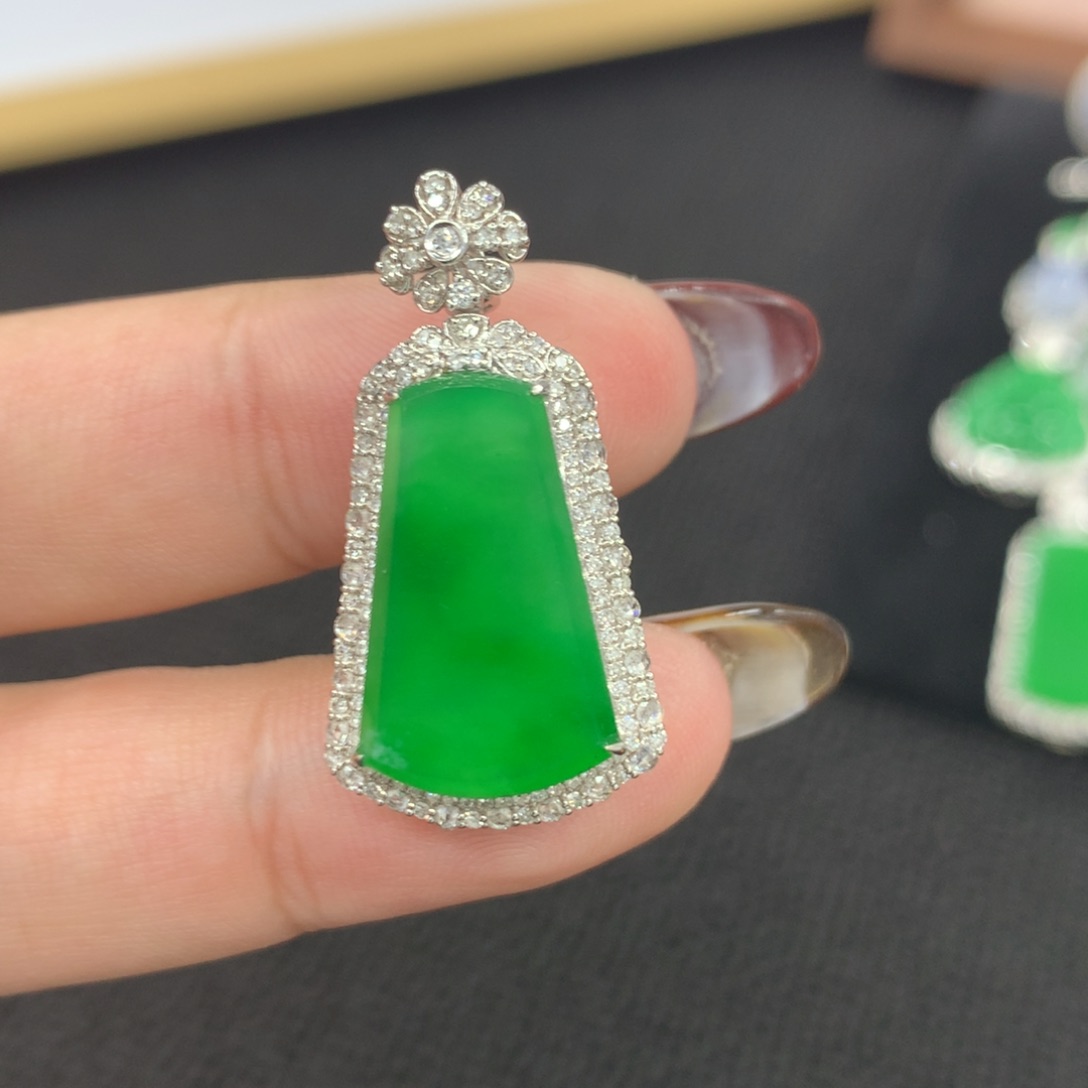 颈饰18K金镶嵌翡翠无事牌，强推