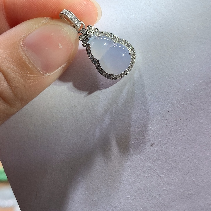 翡翠未镶嵌颈饰葫芦