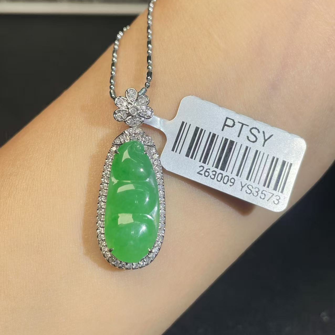 18k镶嵌缅甸a货翡翠豆子吊坠 不含链