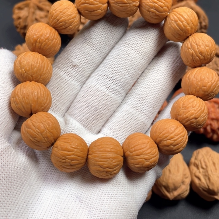 文玩核桃吊坠猴头凤羽