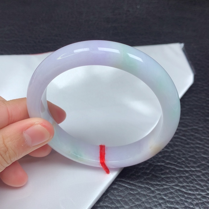 翡翠手镯未镶嵌。