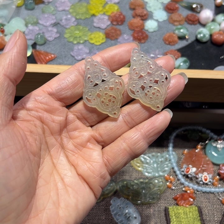 夕***音蛇纹石玉未镶嵌耳饰