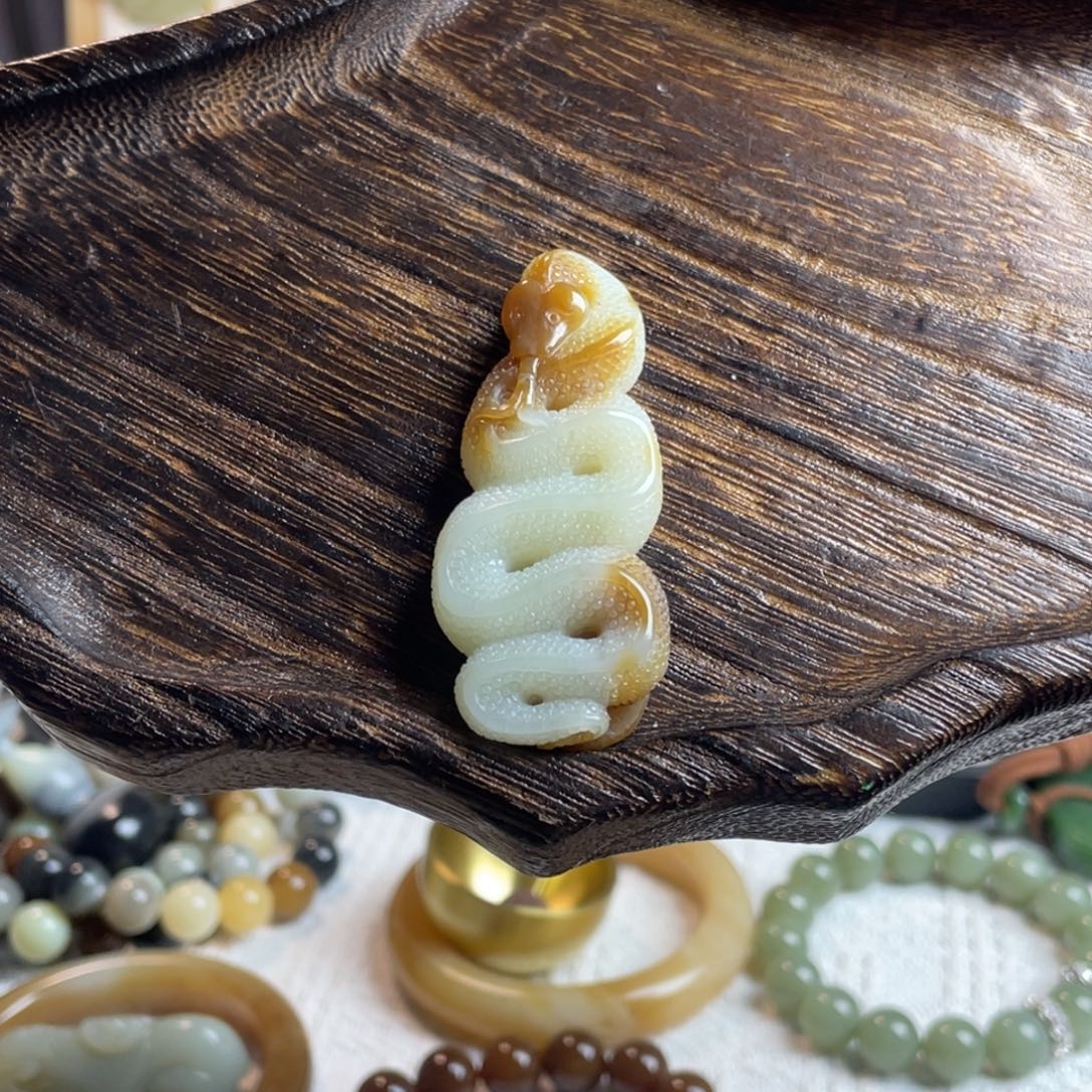 和田玉未镶嵌颈饰糖白小蛇
