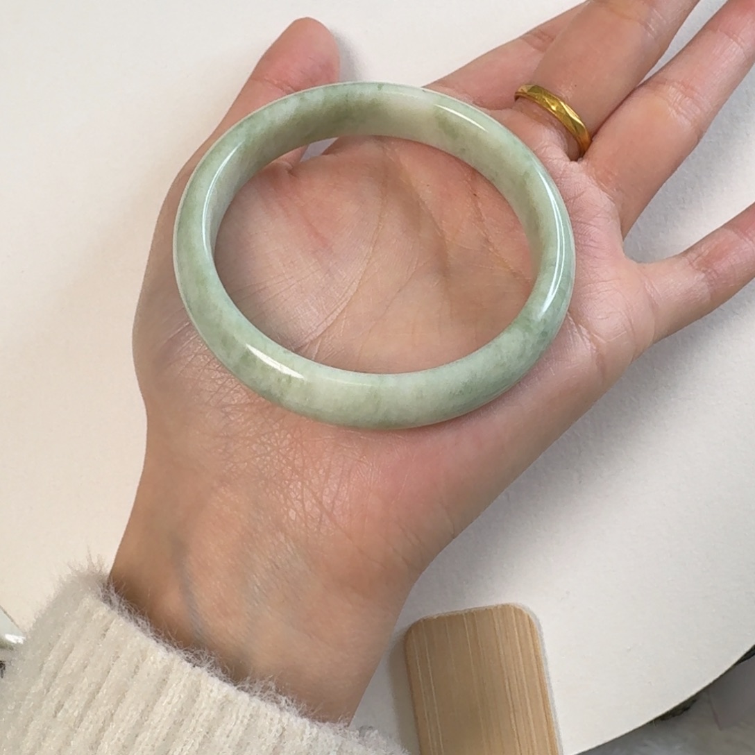 蓝田玉（蛇纹石化大理石玉）手镯未镶嵌是**呀