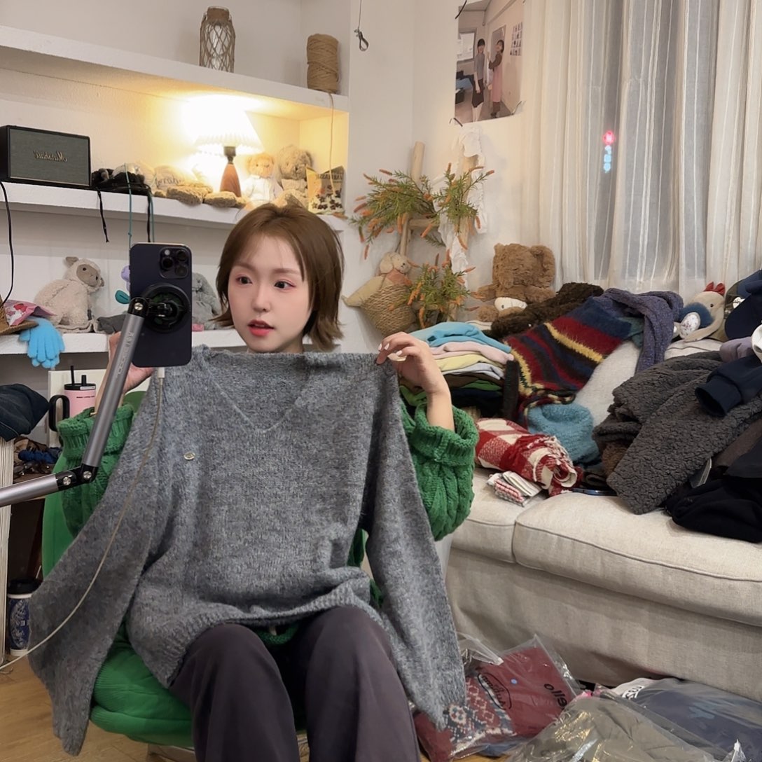 闪购女装灰色v领毛衣