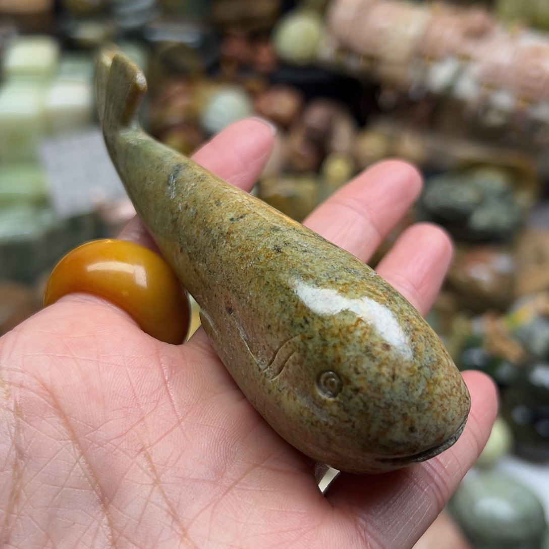 岫岩河磨玉（透闪石质玉）未镶嵌颈饰河磨玉大鱼手玩