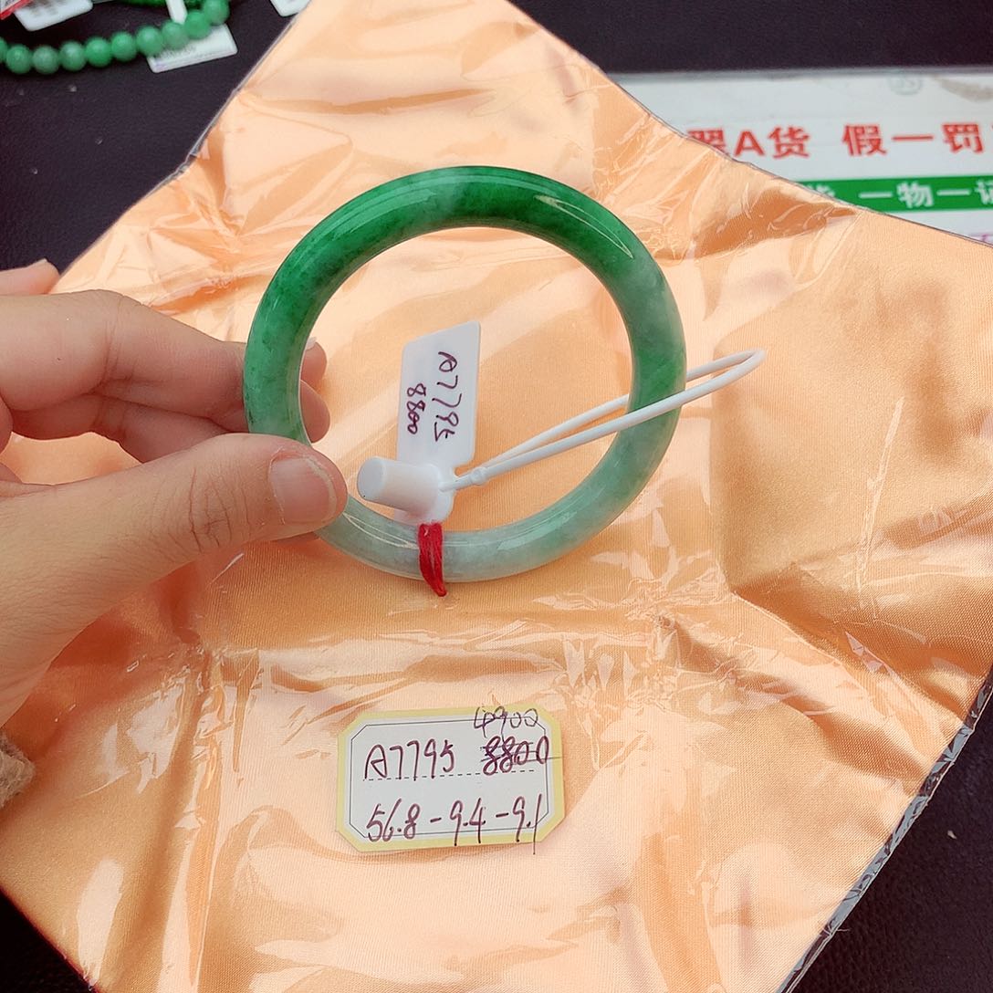 翡翠手镯未镶嵌翡翠