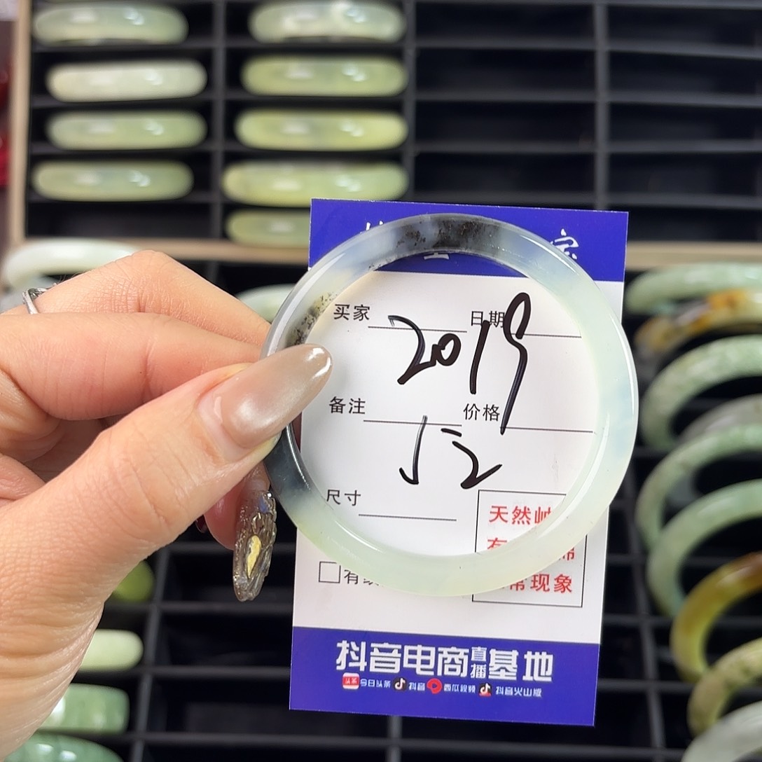 蛇纹石玉手镯未镶嵌?*槑