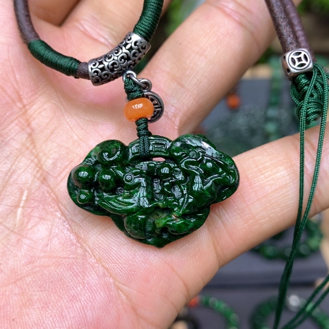 翡翠颈饰未镶嵌漂亮美眉