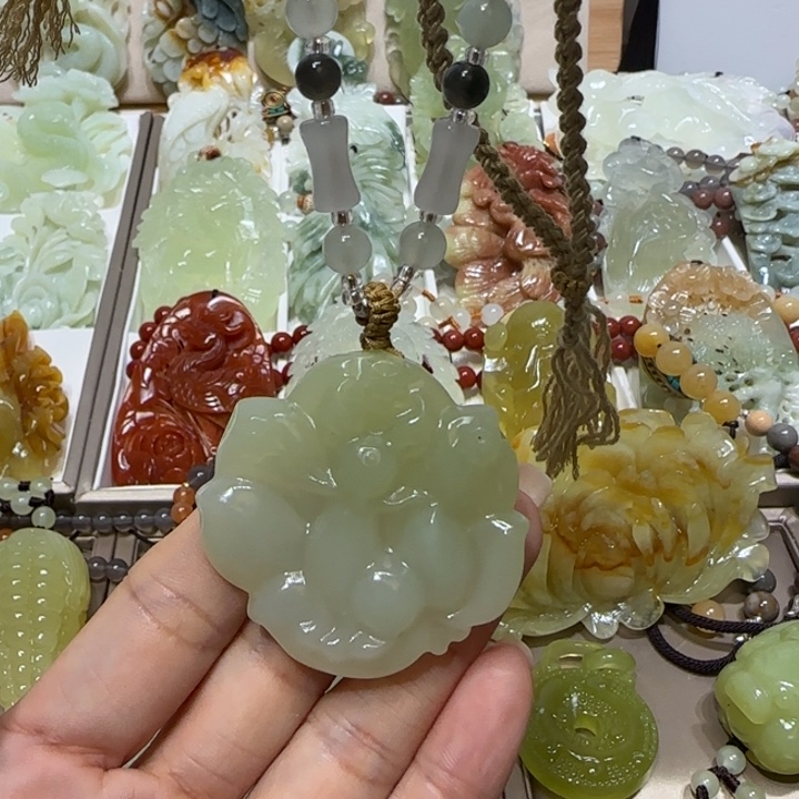 蛇纹石玉吊坠未镶嵌