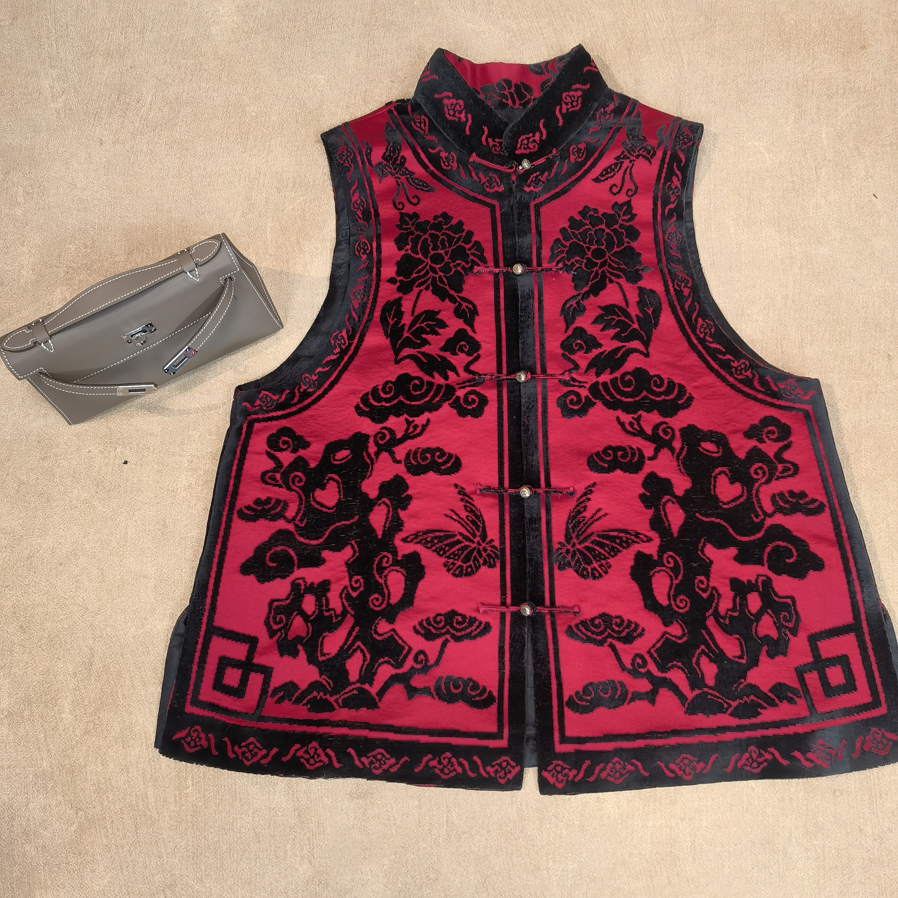 三一馆【红红火火】定位花手工割丝漳绒马夹