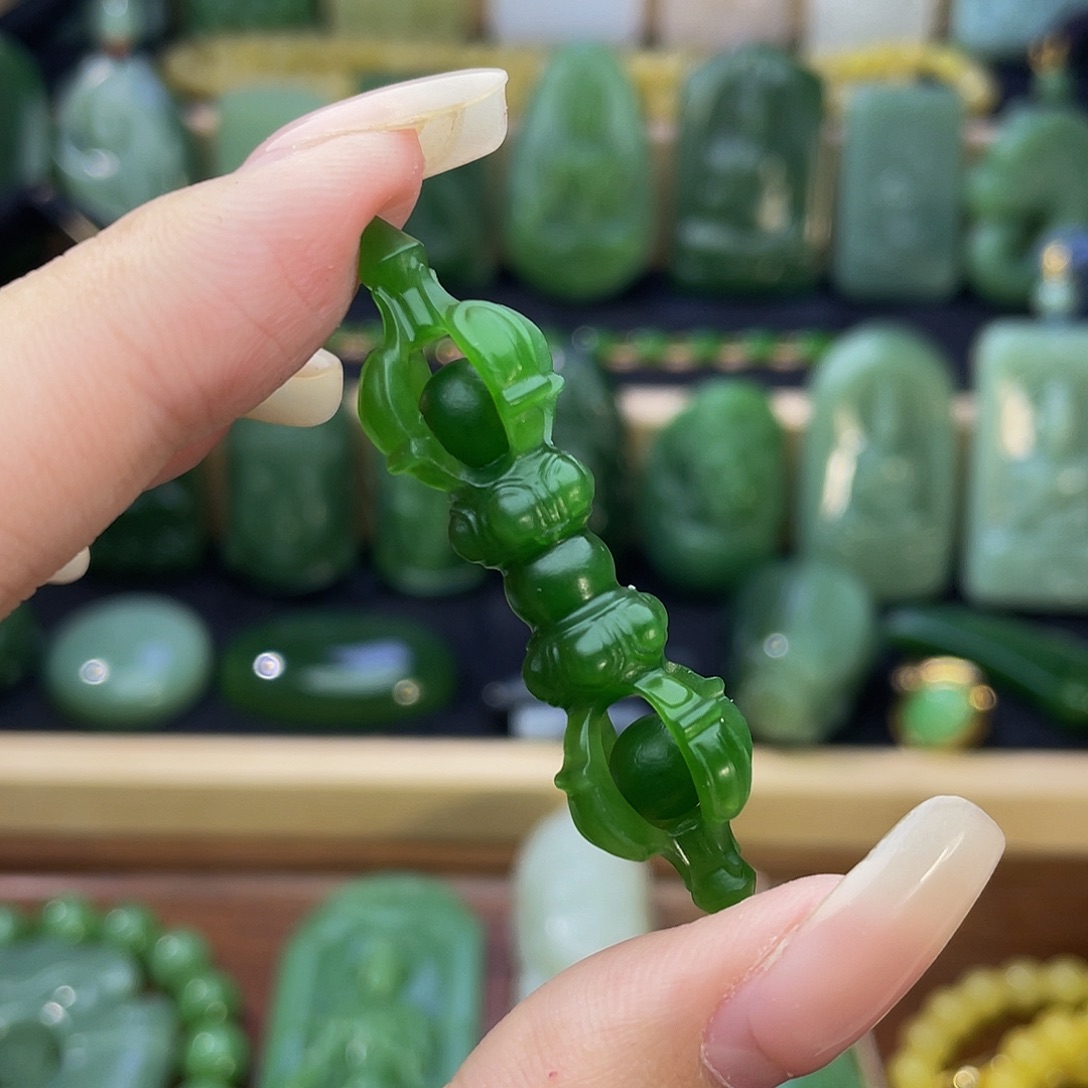 和田玉未镶嵌颈饰阳绿·金刚杵