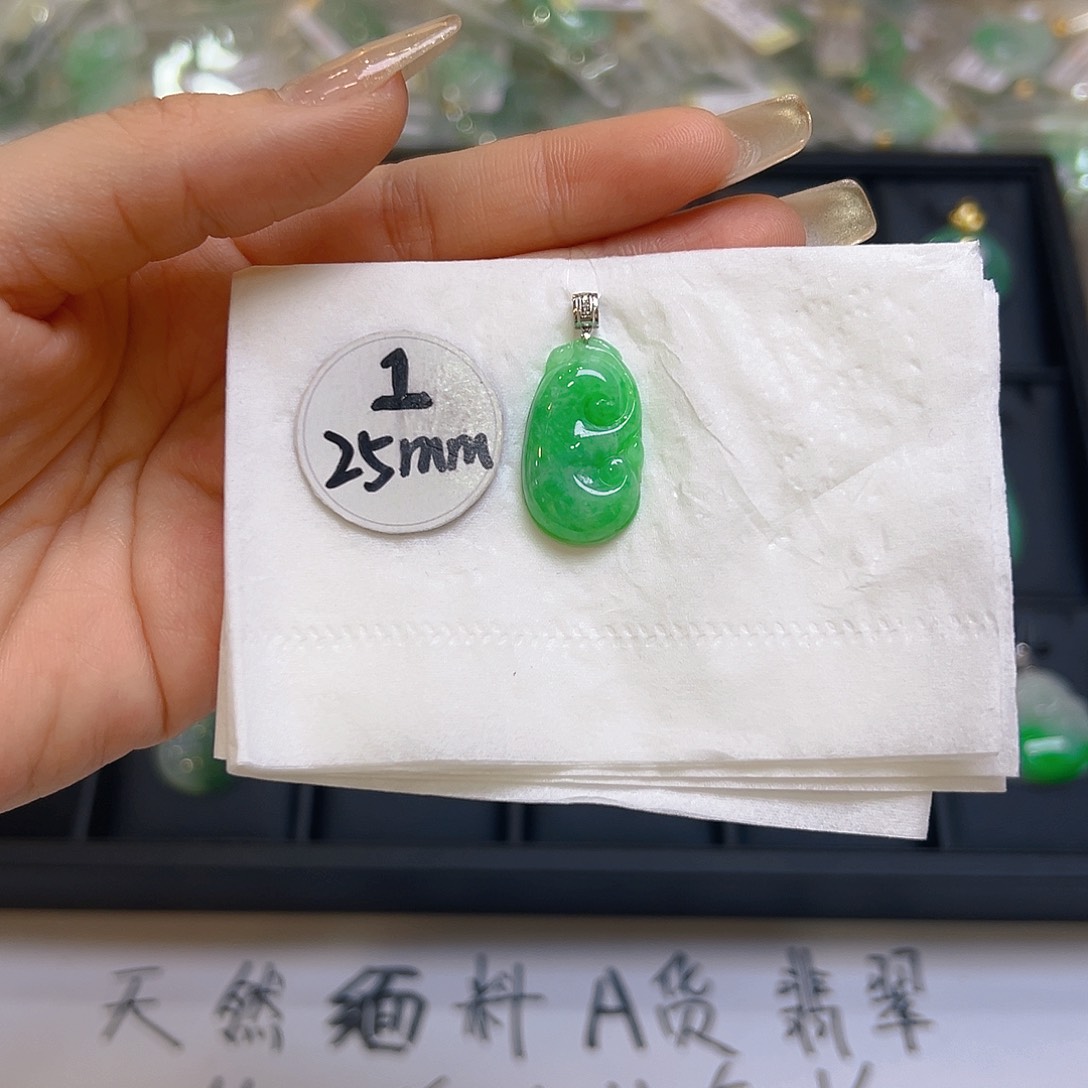 翡翠颈饰18K金镶嵌翡翠