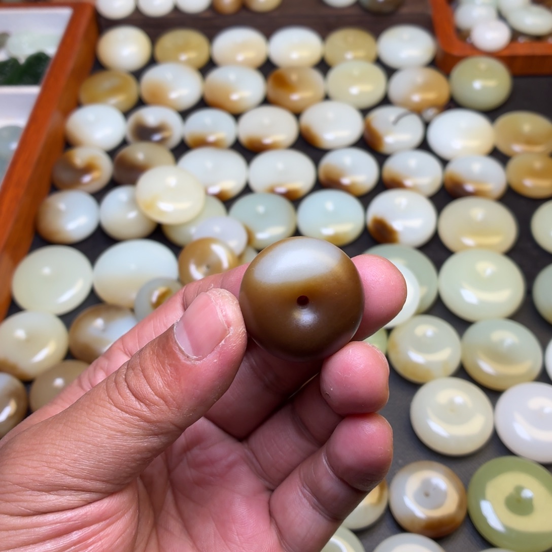 坚***炼和田玉未镶嵌颈饰