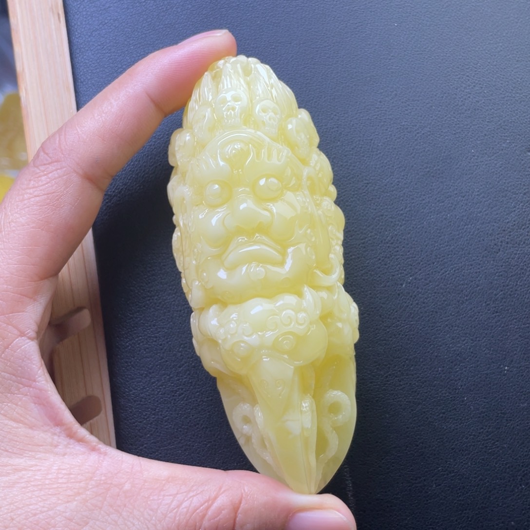 琥珀未镶嵌颈饰天然的琥珀蜜蜡