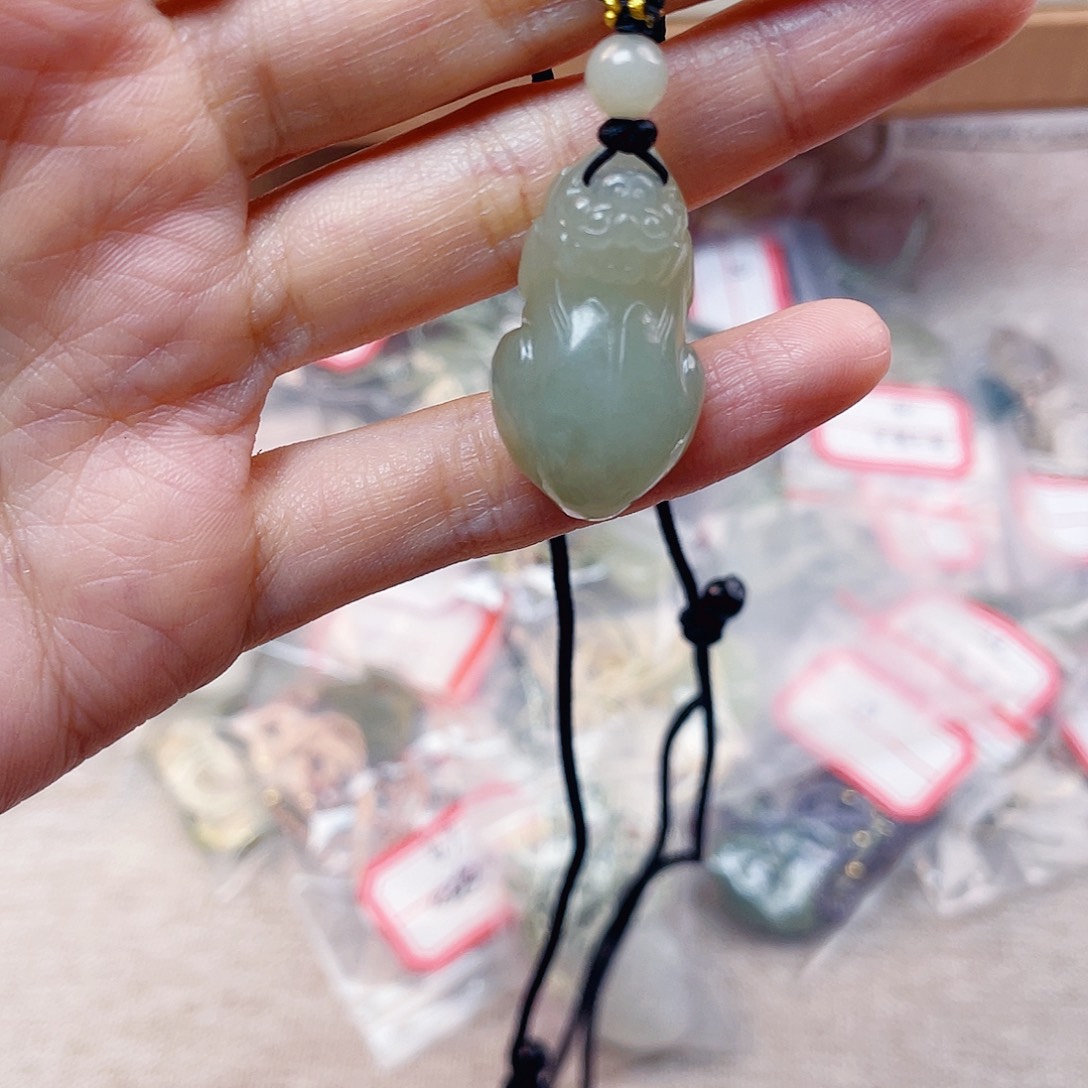 和田玉未镶嵌吊坠(赠链)