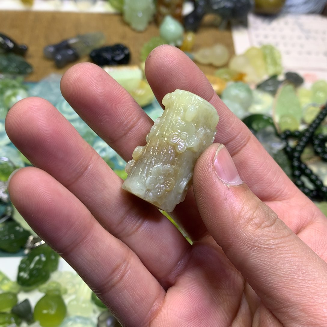 岫玉颈饰未镶嵌梅花桩