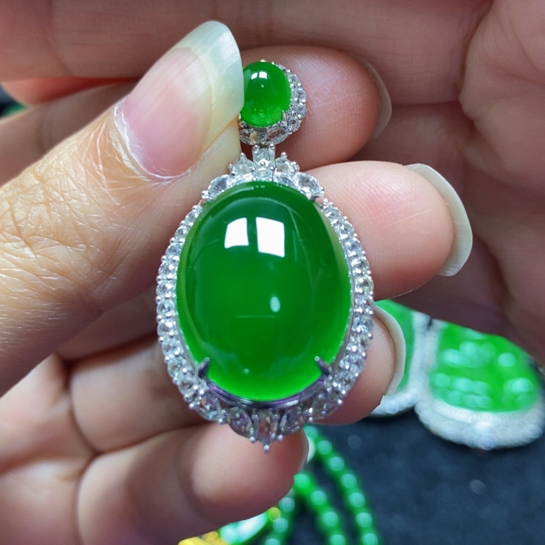 翡翠颈饰18K金镶嵌天然翡翠