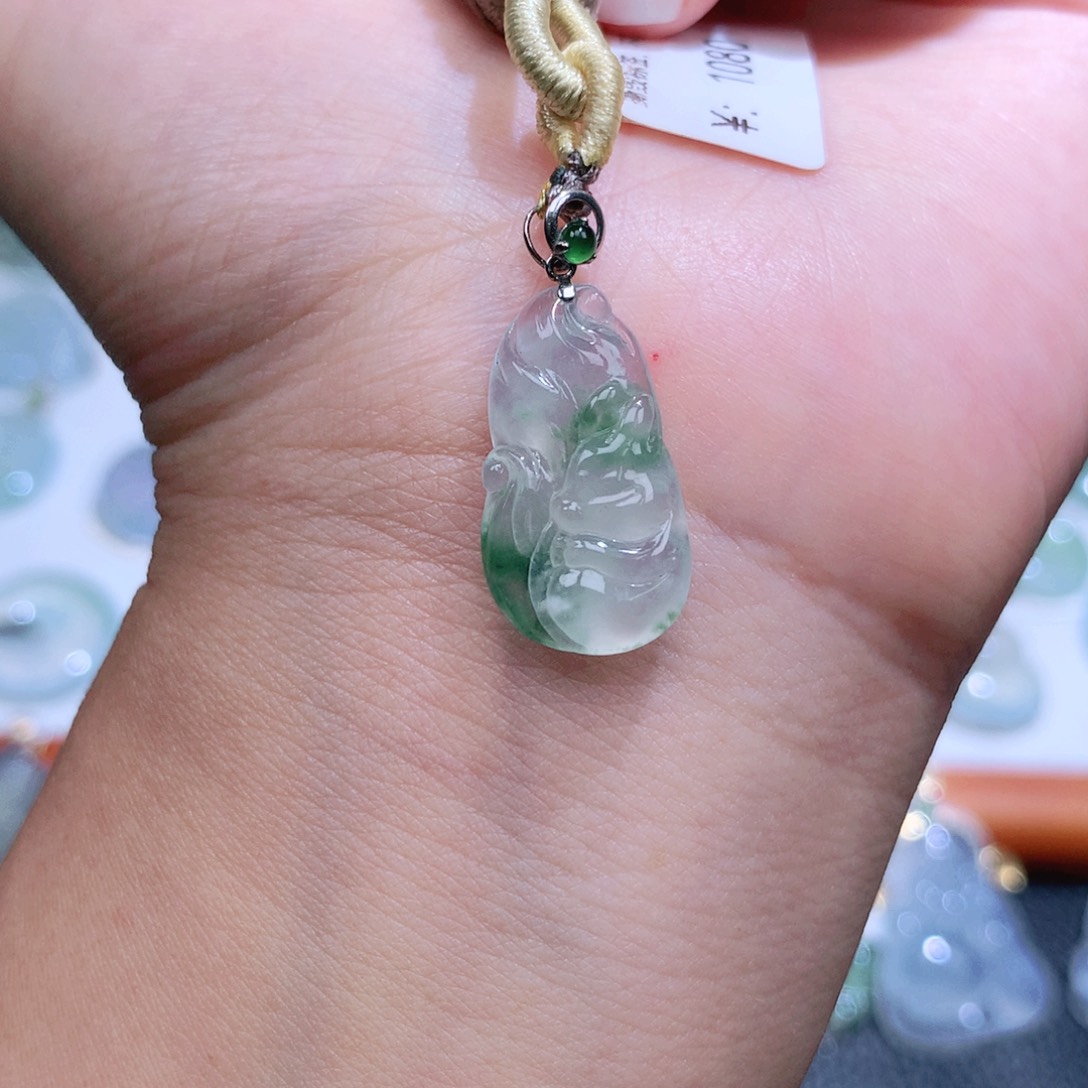 翡翠18K金镶嵌颈饰狐狸