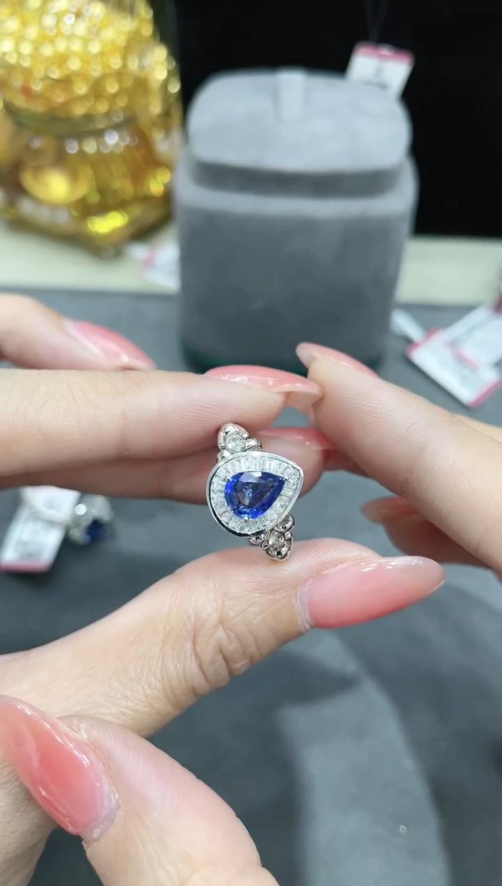 18K金镶嵌蓝宝石戒指水滴款 约1.10ct