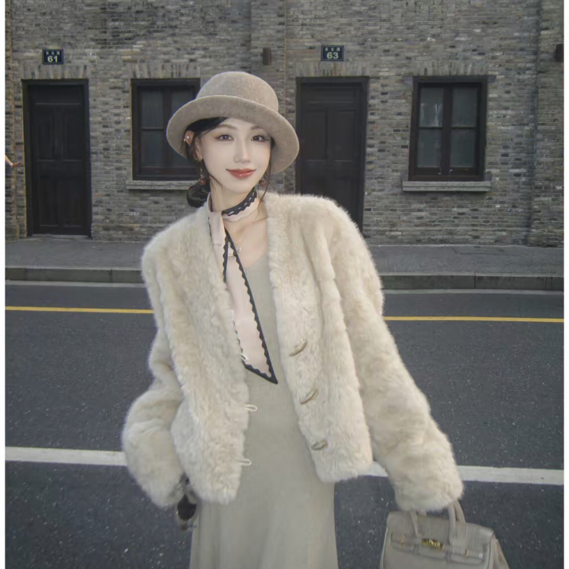 2025秋冬新款短款牛角扣V领毛毛外套时尚百搭气质仿花狐毛外套