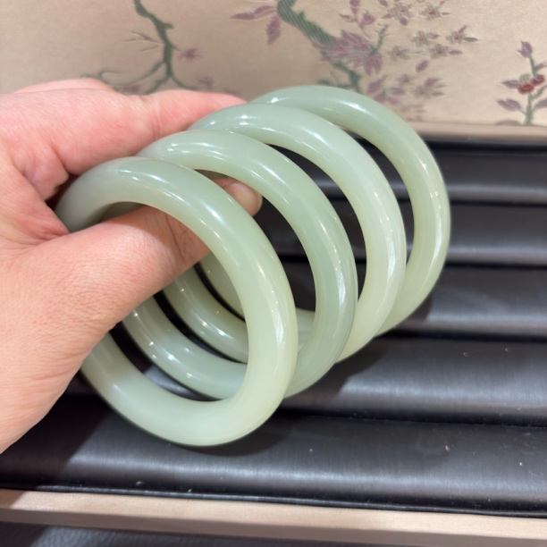 和田玉浅湖水绿手镯新中式送礼物多样性发一