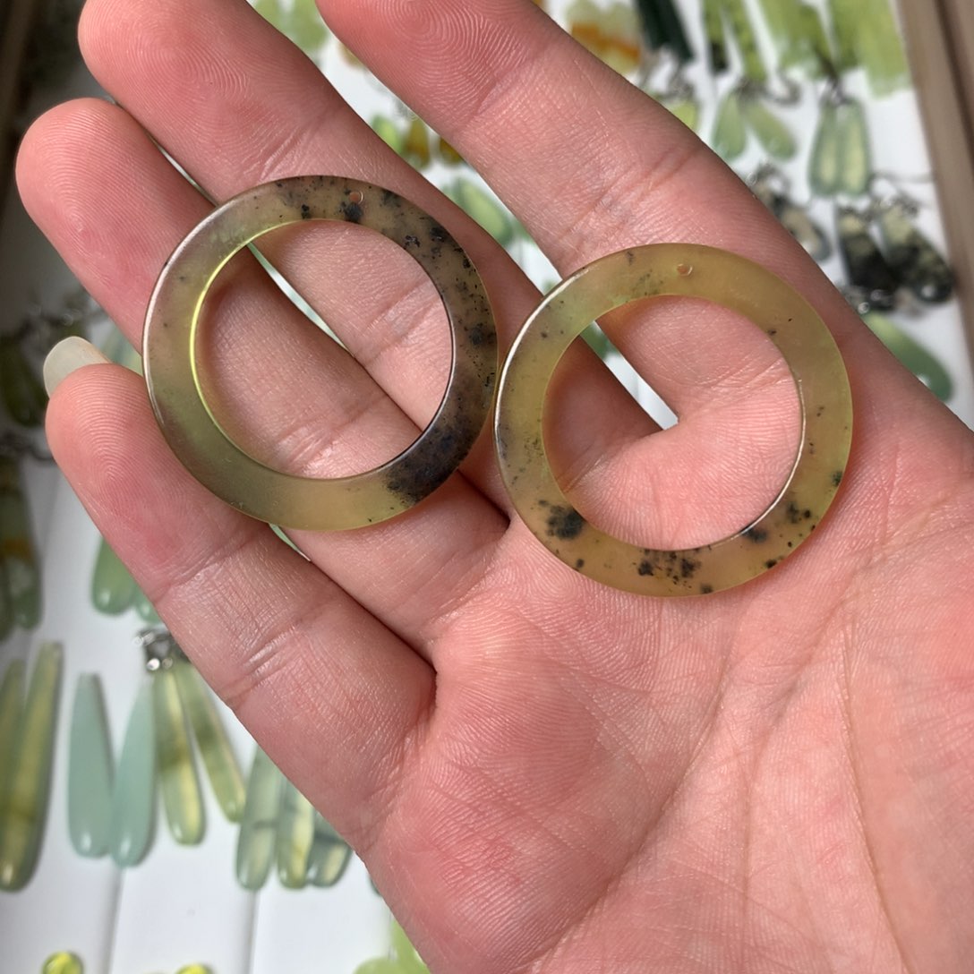 蛇纹石玉耳环未镶嵌