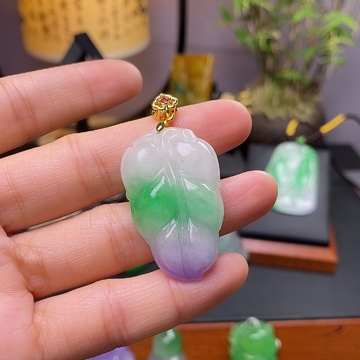 翡翠未镶嵌吊坠(赠链)