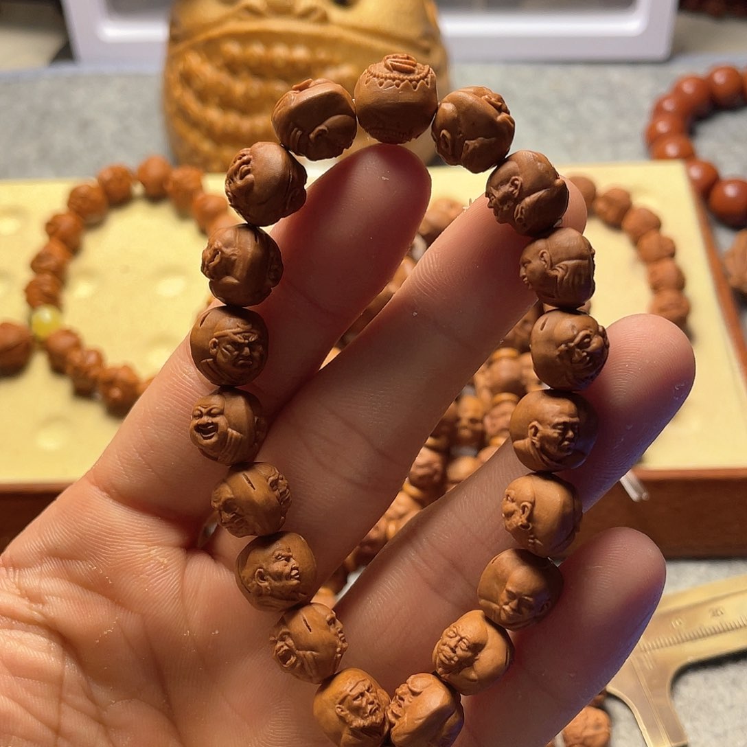 龙纹桃核雕刻双面三丰罗汉