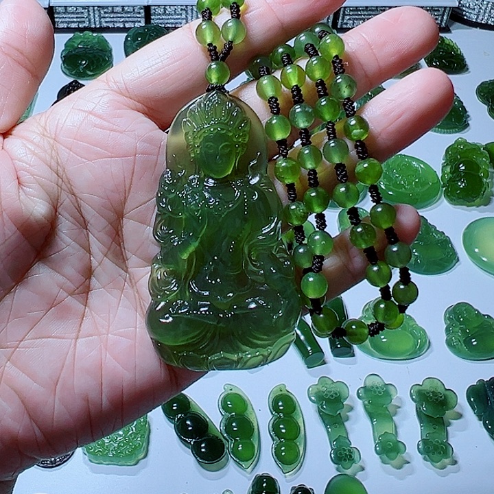 新***播蛇纹石玉合金颈饰