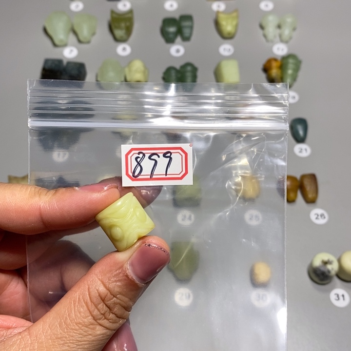 蛇纹石玉颈饰未镶嵌一***松