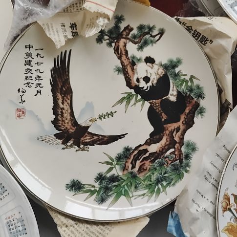 瓷片瓷片，各种摆件，均有瑕疵。沙锅！