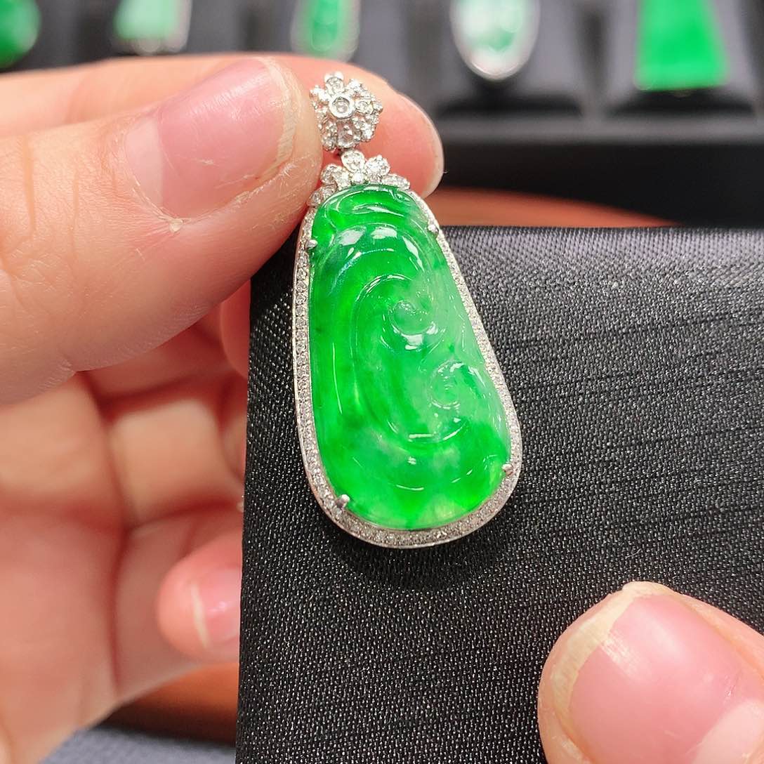 翡翠颈饰18K金镶嵌如意