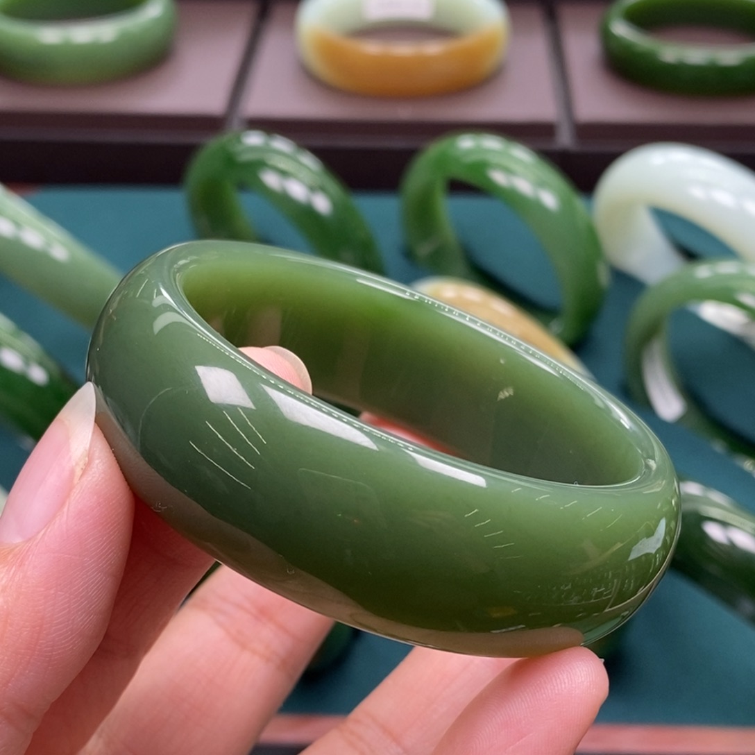 和田玉（碧玉）未镶嵌手镯