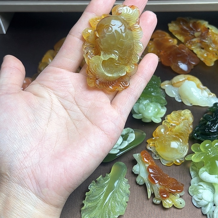 蛇纹石玉颈饰未镶嵌归****年