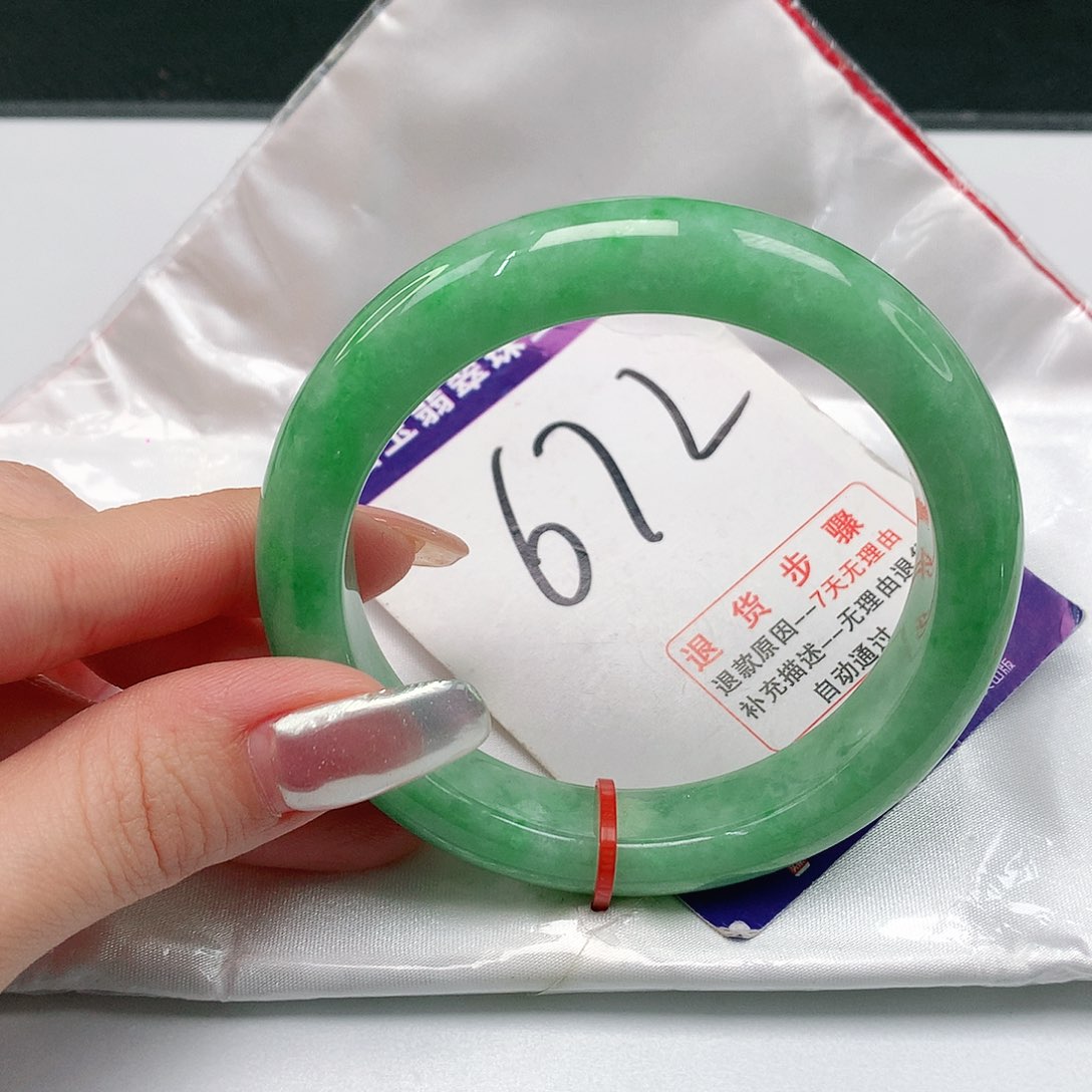 翡翠手镯未镶嵌翡翠手镯