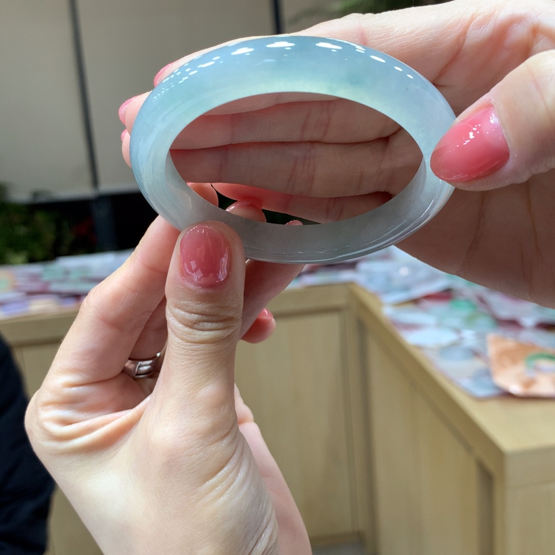 翡翠手镯未镶嵌不退不换