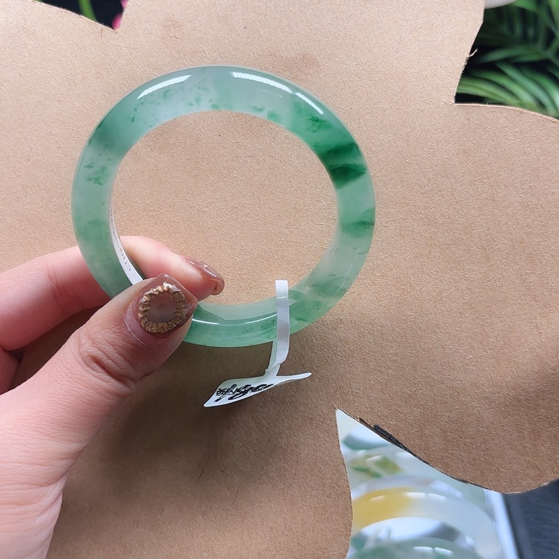 鱼***于石英质玉（非洲翠）未镶嵌手镯