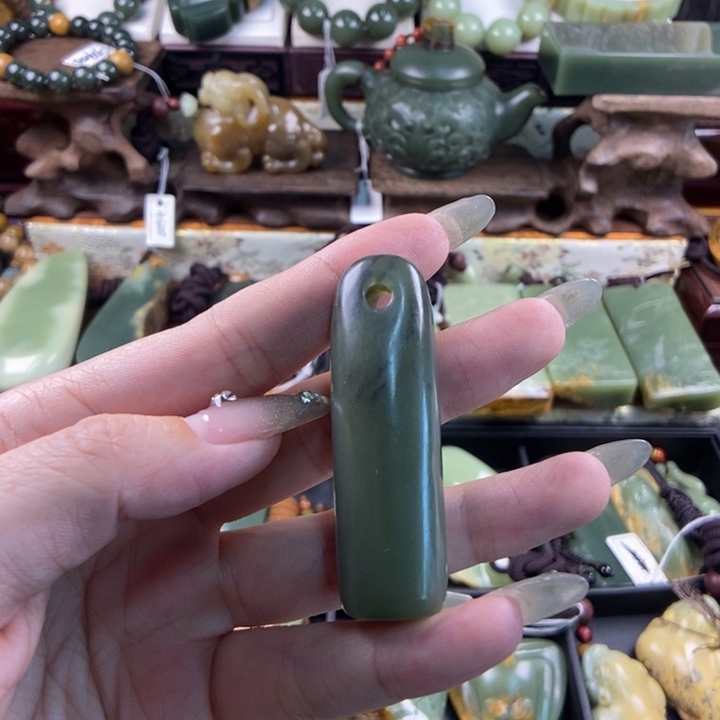 颈饰未镶嵌透闪石质玉花****流